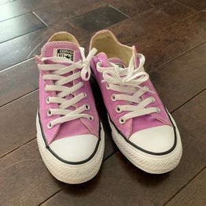 Light purple canvas converse all star low sneaker, women’s size US 7